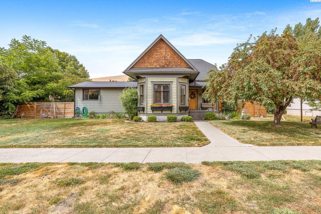 Photo of 218 W Dayton Ave, Dayton, WA 99328 (MLS # 292028)