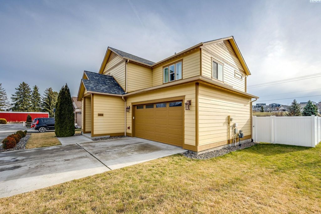 Photo of 1000 SW Marcia Dr, Pullman, WA 99163 (MLS # 289762)
