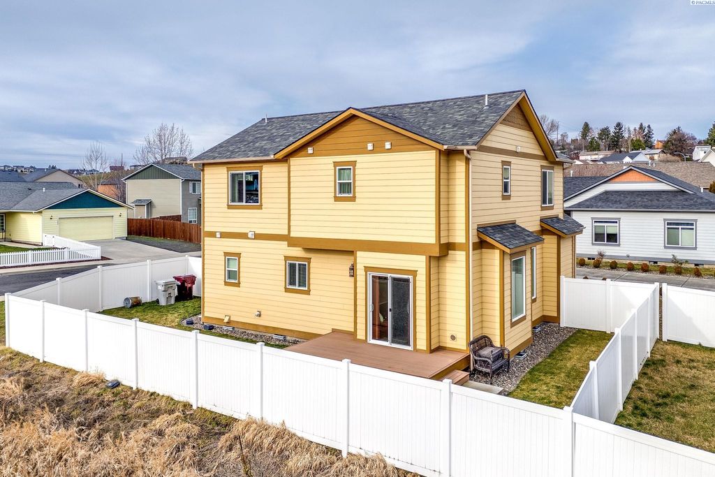 Photo of 1000 SW Marcia Dr, Pullman, WA 99163 (MLS # 289762)