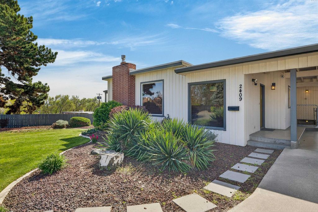 Photo of 2409 W Albany Avenue, Kennewick, WA 99336 (MLS # 291710)