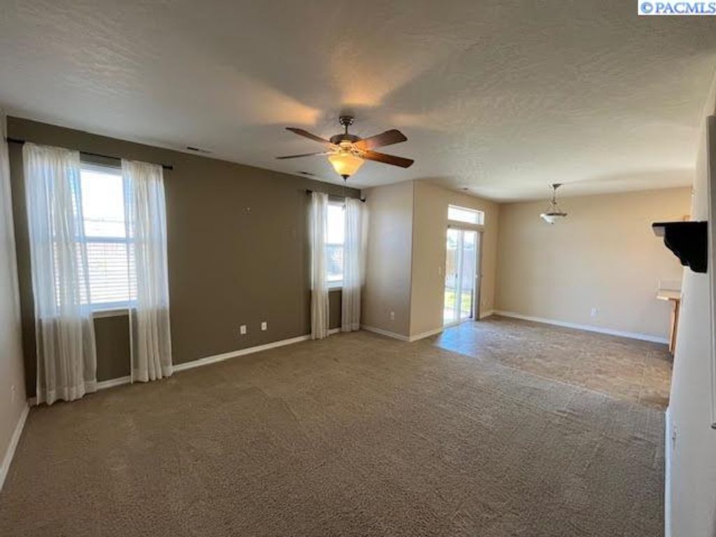 Photo of 5206 Spirea Dr, West Richland, WA 99352 (MLS # 290977)