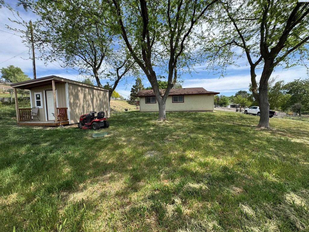 Photo of 342 Sole Rd, Selah, WA 98942 (MLS # 292841)