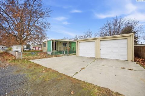 Photo of 18304 Hawthorne St, Kennewick, WA 99337 (MLS # 289384)