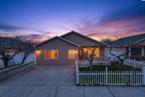 Photo of 1626 W 5th Pl, Kennewick, WA 99336 (MLS # 291218)