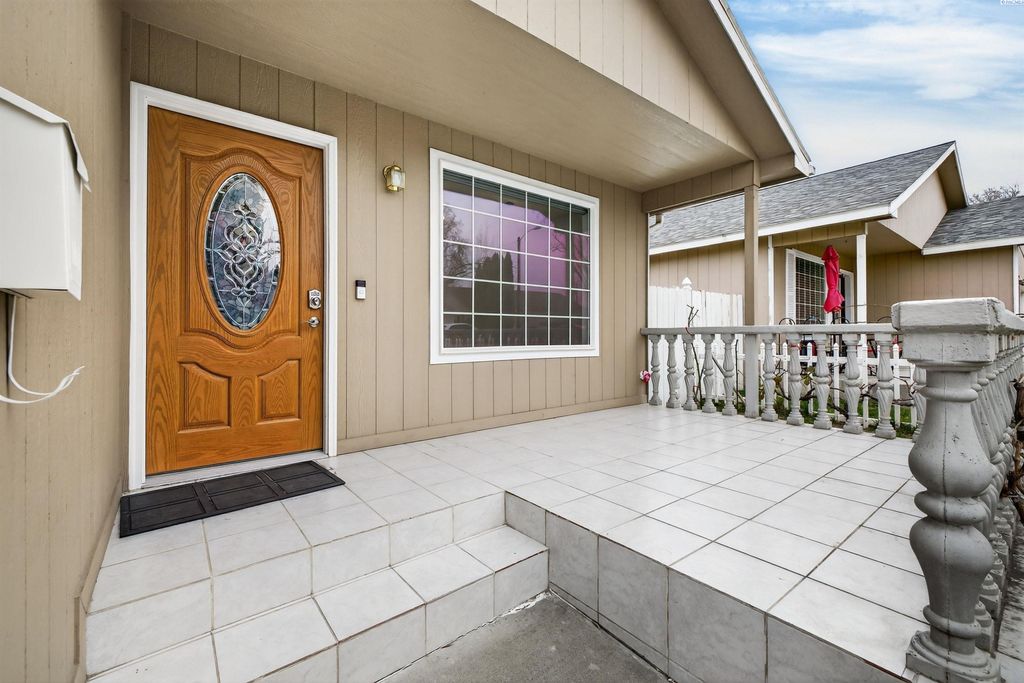 Photo of 1626 W 5th Pl, Kennewick, WA 99336 (MLS # 291218)