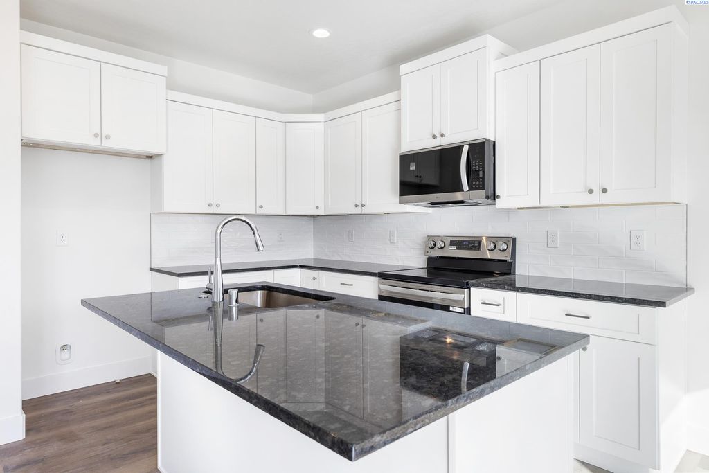 Photo of 7423 Grapevine Ct, West Richland, WA 99353 (MLS # 288454)