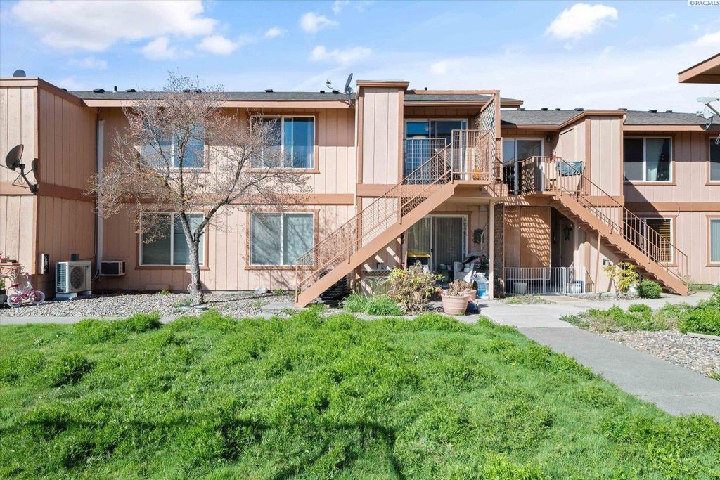 Photo of 3121 W Hood Ave #I 204, Kennewick, WA 99336 (MLS # 291626)