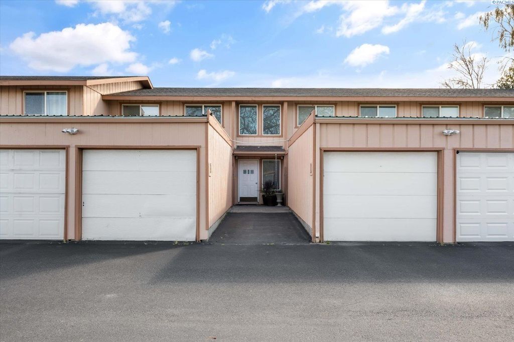 Photo of 3121 W Hood Ave #I 204, Kennewick, WA 99336 (MLS # 291626)