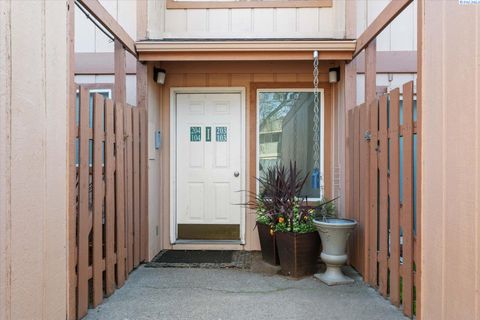 Photo of 3121 W Hood Ave #I 204, Kennewick, WA 99336 (MLS # 291626)