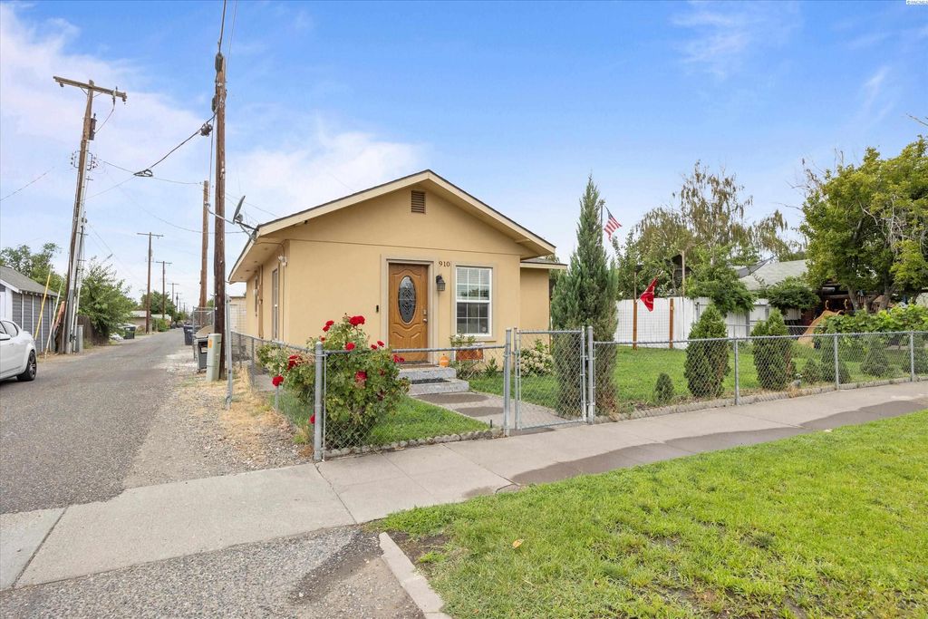 Photo of 910 N 5th Ave, Pasco, WA 99301 (MLS # 290824)