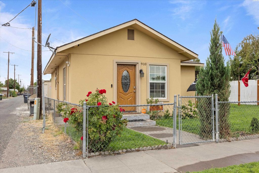 Photo of 910 N 5th Ave, Pasco, WA 99301 (MLS # 290824)