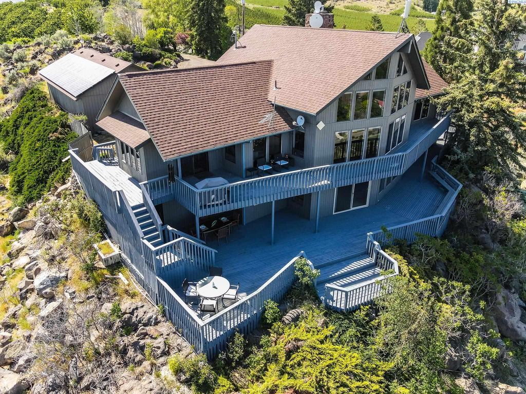 Photo of 541 Basalt Springs Way, Naches, WA 98937 (MLS # 291788)