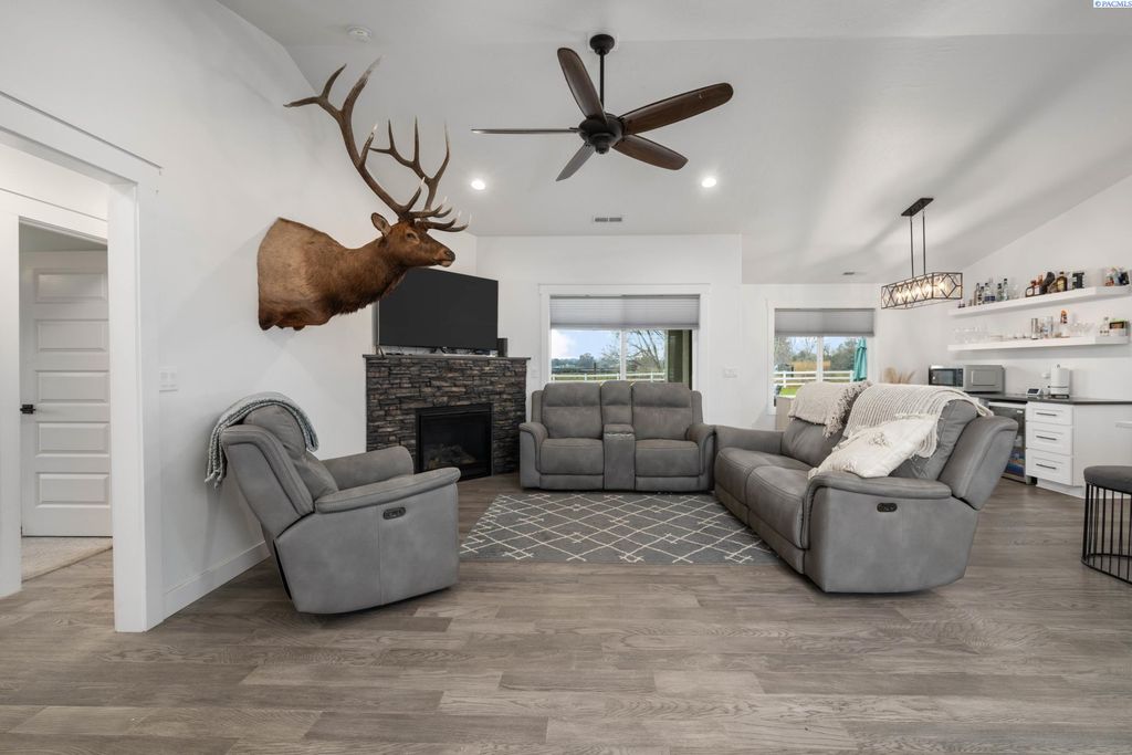 Photo of 1315 E 19th Ave, Kennewick, WA 99337 (MLS # 289264)