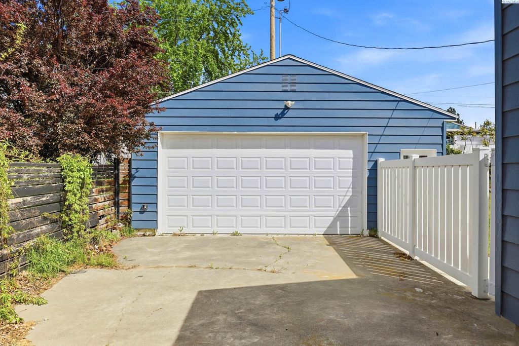 Photo of 82 Hodges Ct, Richland, WA 99354 (MLS # 292330)