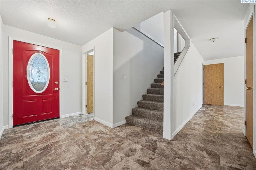 Photo of 6012 Fenway Dr, Pasco, WA 99301 (MLS # 290411)