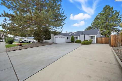 Photo of 2115 Blue Jay Ln, West Richland, WA 99353 (MLS # 288025)
