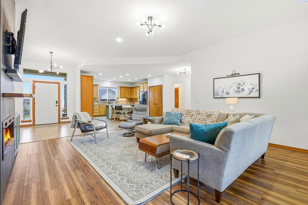 Photo of 477 Heritage Hills Dr, Richland, WA 99352 (MLS # 290245)