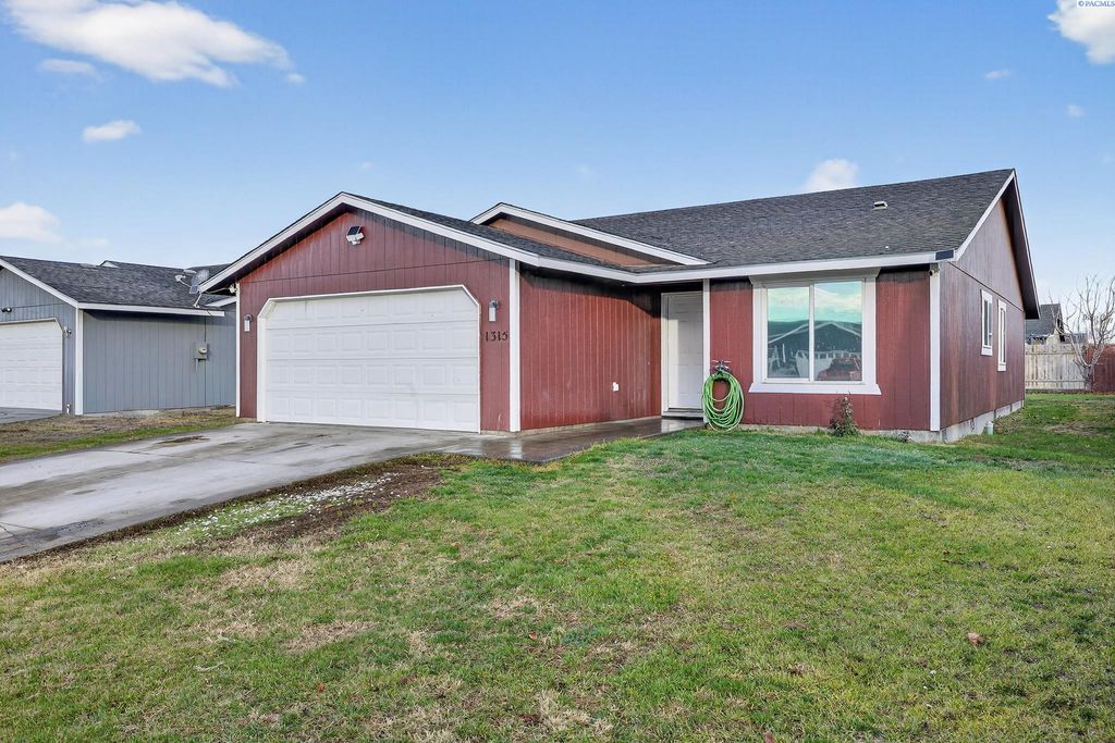 Photo of 1315 E Gemstone St, Othello, WA 99344 (MLS # 289311)