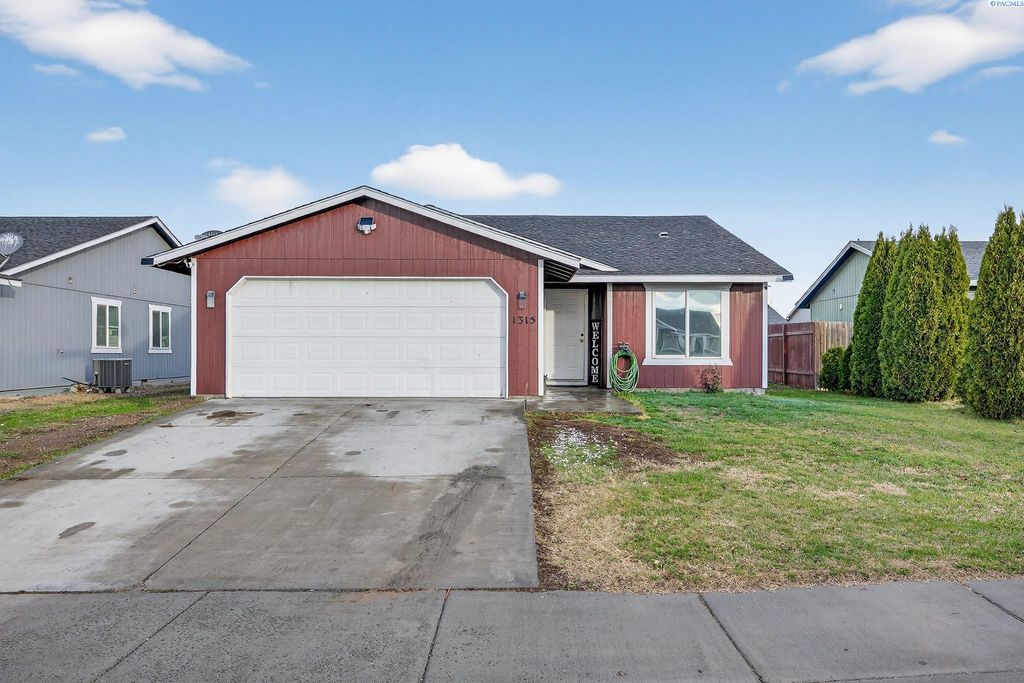 Photo of 1315 E Gemstone St, Othello, WA 99344 (MLS # 289311)