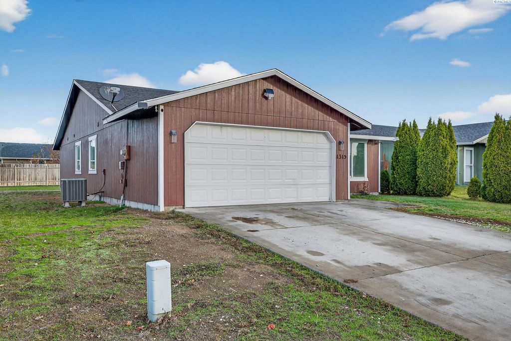 Photo of 1315 E Gemstone St, Othello, WA 99344 (MLS # 289311)