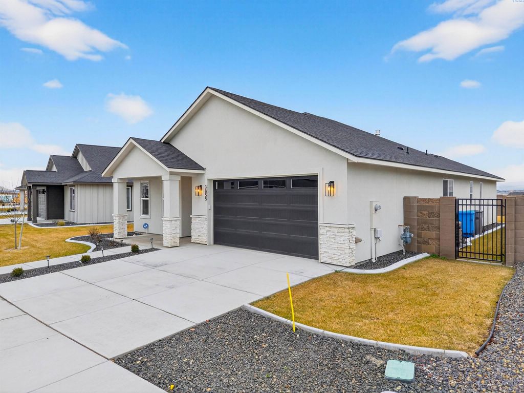 Photo of 3855 Corvina Street, Richland, WA 99352 (MLS # 290116)