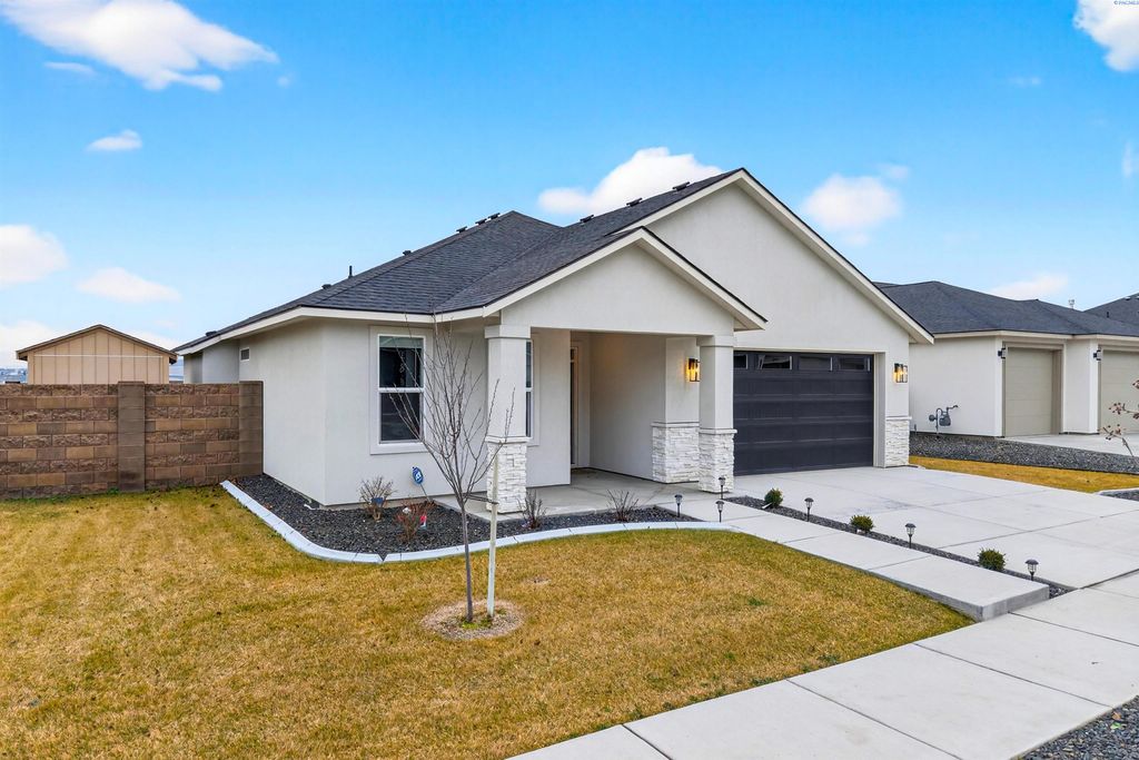 Photo of 3855 Corvina Street, Richland, WA 99352 (MLS # 290116)