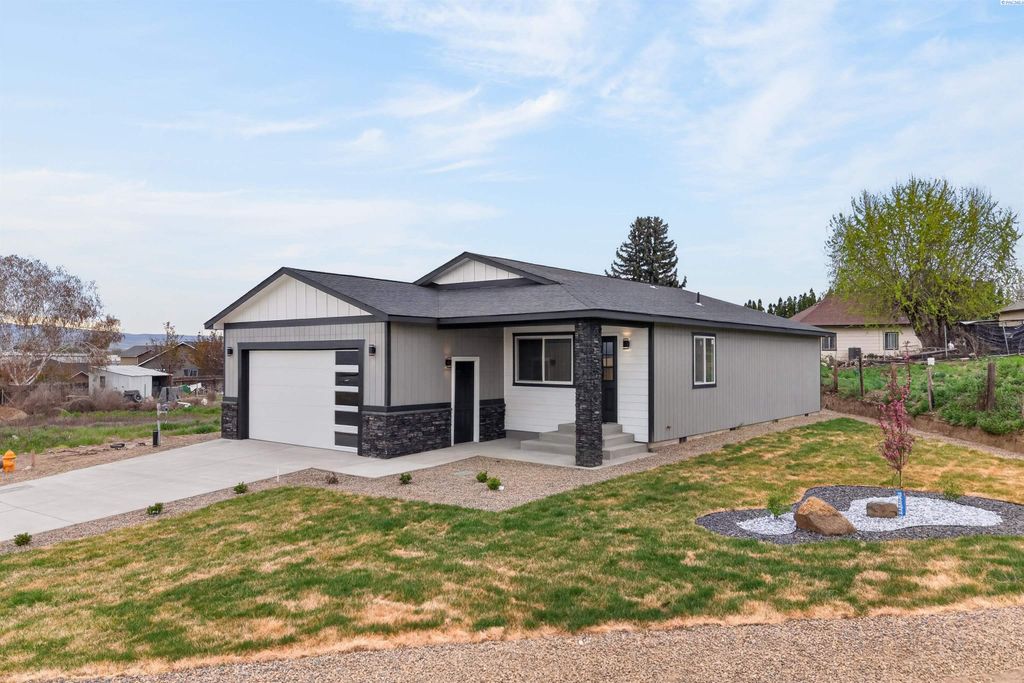 Photo of 412 Victoria St, Sunnyside, WA 98944 (MLS # 292095)