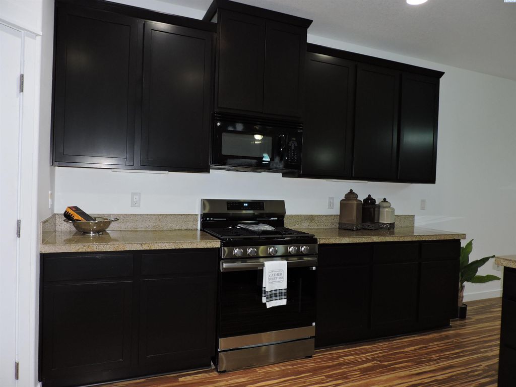 Photo of 370 Wolverine Court, Richland, WA 99352 (MLS # 289467)