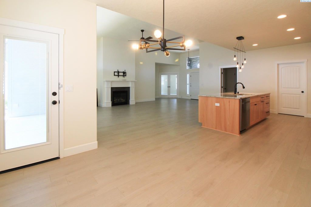 Photo of 7077 W 29th Avenue, Kennewick, WA 99338 (MLS # 287503)