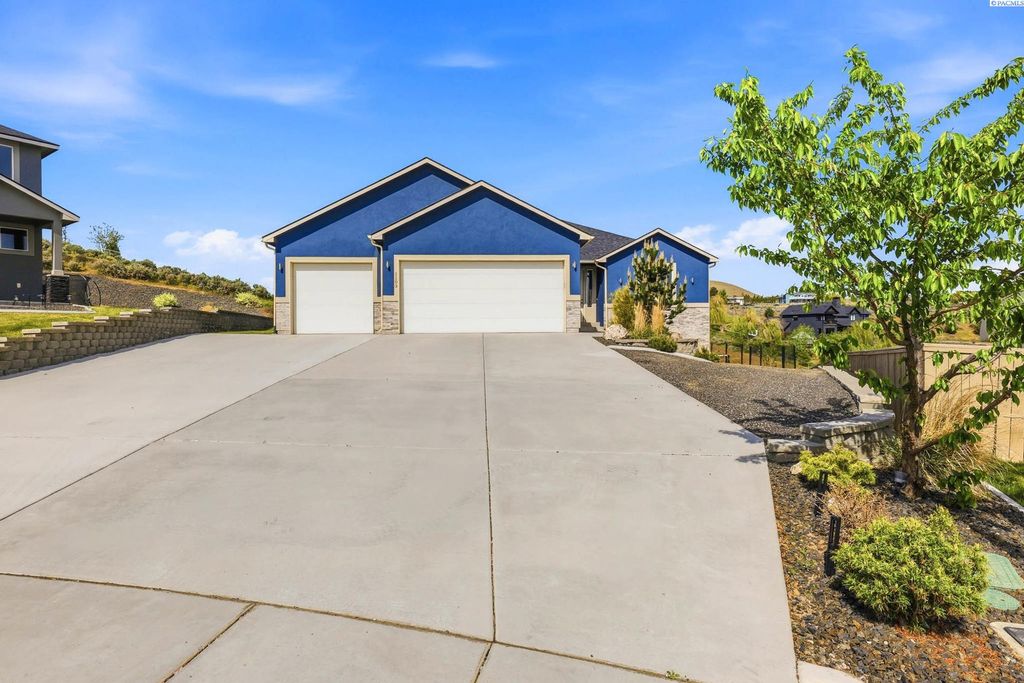 Photo of 1103 Chinook Dr, Richland, WA 99352 (MLS # 292475)