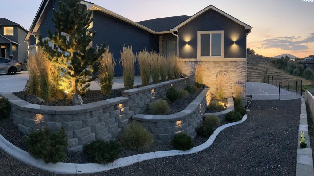 Photo of 1103 Chinook Dr, Richland, WA 99352 (MLS # 292475)