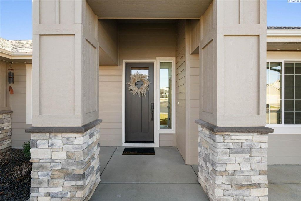 Photo of 2432 Maggio Loop, Richland, WA 99352 (MLS # 292163)