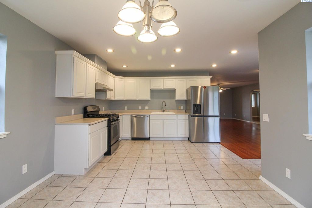 Photo of 7128 W 3rd Place, Kennewick, WA 99336 (MLS # 289215)