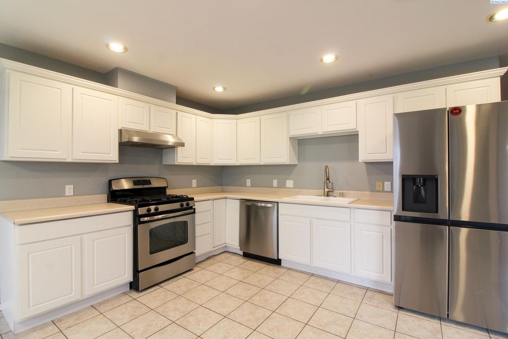 Photo of 7128 W 3rd Place, Kennewick, WA 99336 (MLS # 289215)