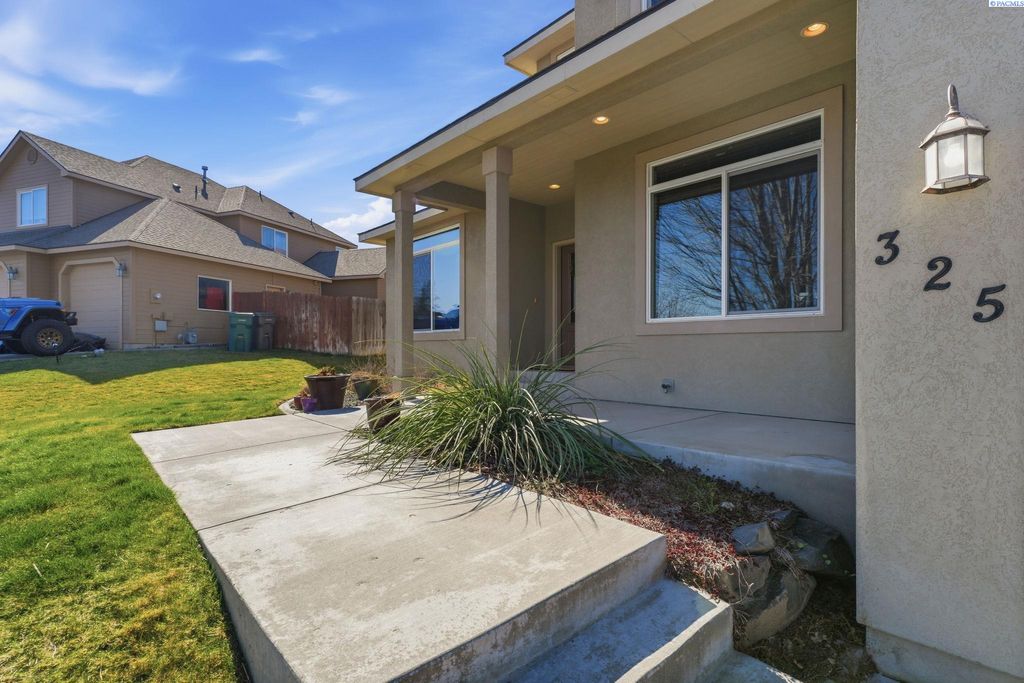 Photo of 325 Sell Ln, Richland, WA 99352 (MLS # 290957)