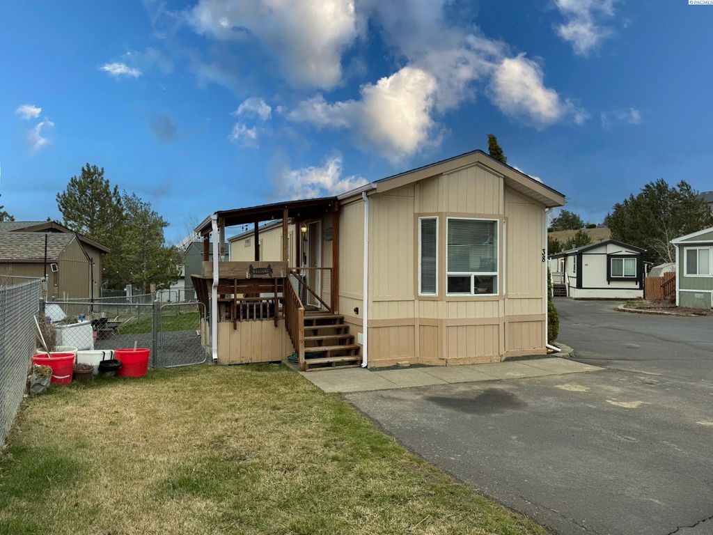Photo of 255 NW Golden Hills Dr. #38 Dr, Pullman, WA 99163 (MLS # 291389)
