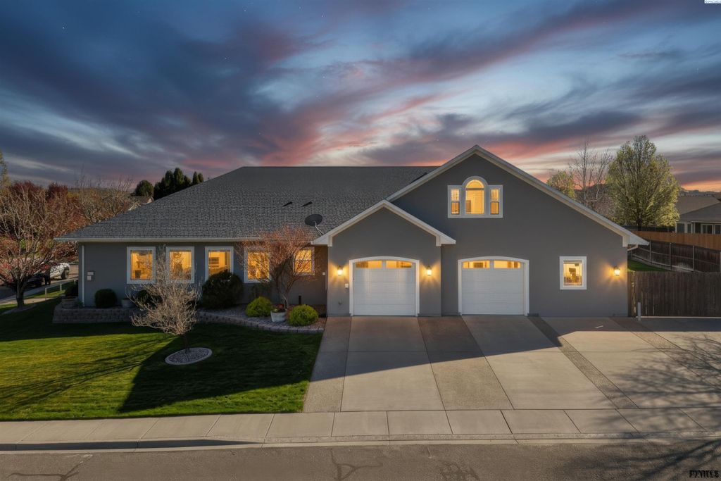 Photo of 1005 Moonstone Ct, Richland, WA 99352 (MLS # 291715)