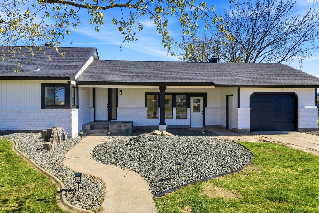 Photo of 715 S Juniper St, Kennewick, WA 99336 (MLS # 291701)