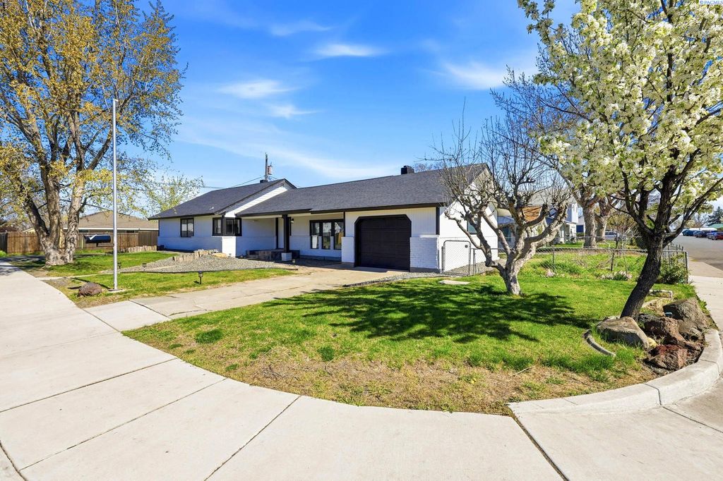 Photo of 715 S Juniper St, Kennewick, WA 99336 (MLS # 291701)