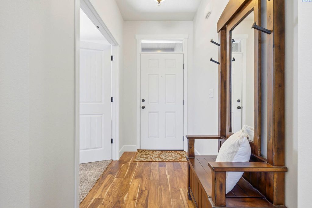 Photo of 664 Punkie Lane, Richland, WA 99352 (MLS # 291595)