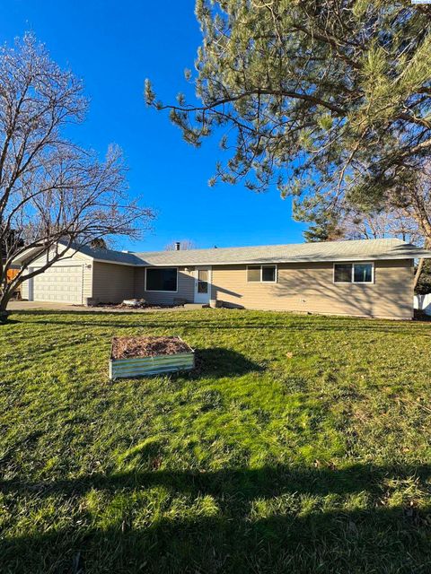 Photo of 221 E 36th Pl, Kennewick, WA 99337 (MLS # 289658)