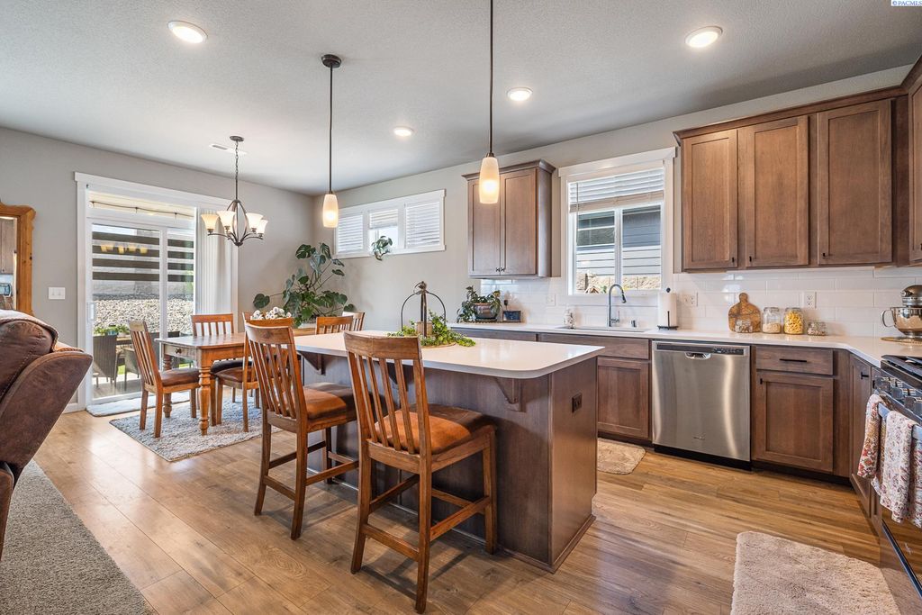 Photo of 8375 Lennox St, West Richland, WA 99353 (MLS # 289599)