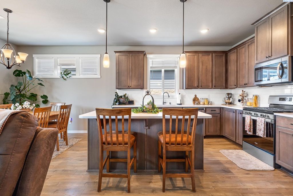 Photo of 8375 Lennox St, West Richland, WA 99353 (MLS # 289599)