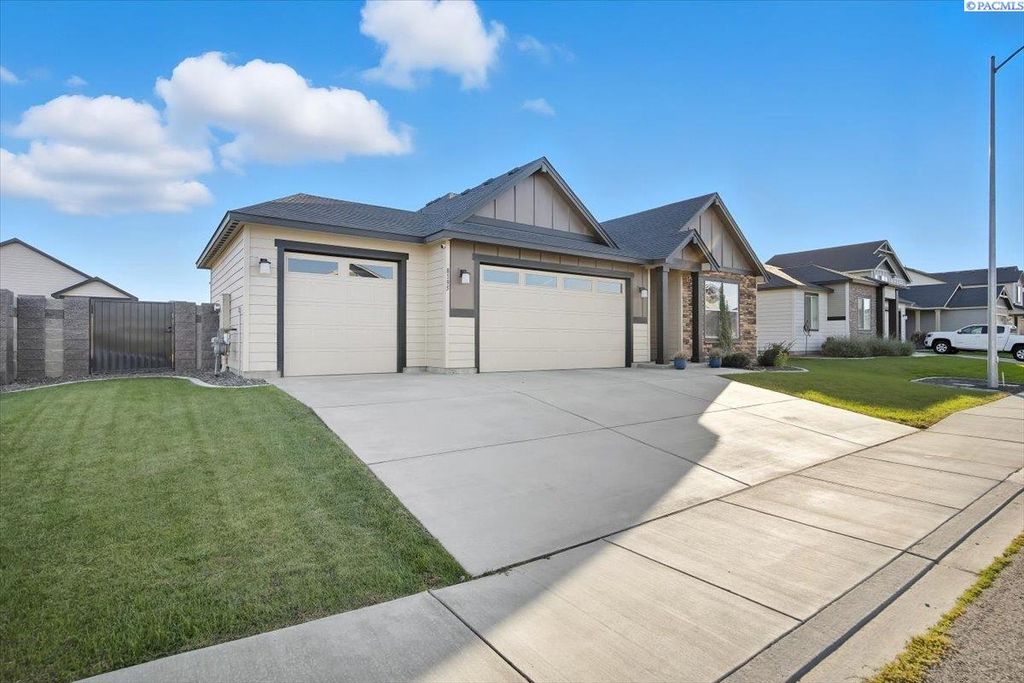 Photo of 8195 Lennox St, West Richland, WA 99353 (MLS # 288124)
