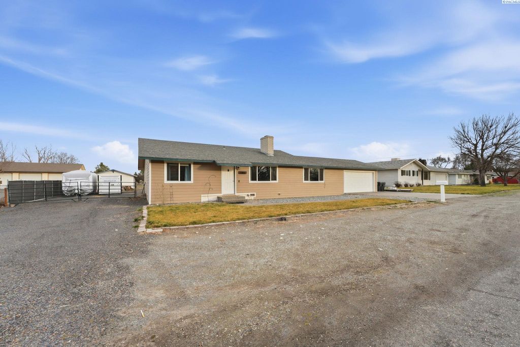 Photo of 1305 Road 68, Pasco, WA 99301 (MLS # 290403)