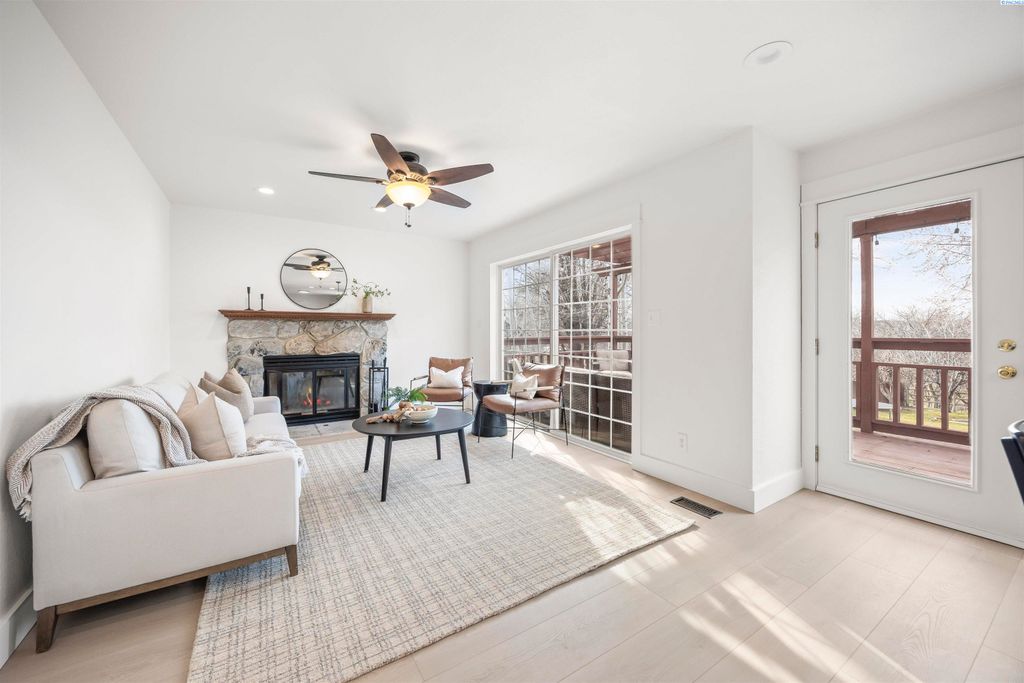 Photo of 285 Rachel Road, Kennewick, WA 99338 (MLS # 290669)