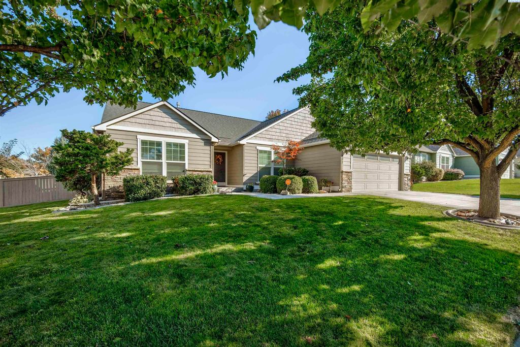 Photo of 1601 S Jefferson Place, Kennewick, WA 99338 (MLS # 288286)