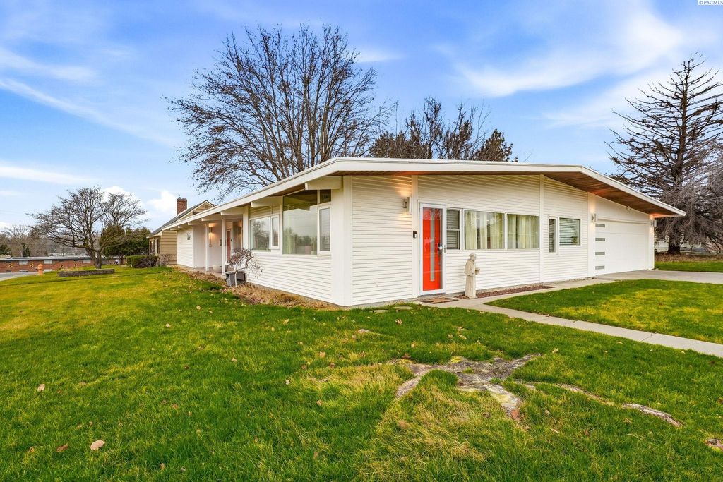 Photo of 115 N Yelm St, Kennewick, WA 99335 (MLS # 290003)