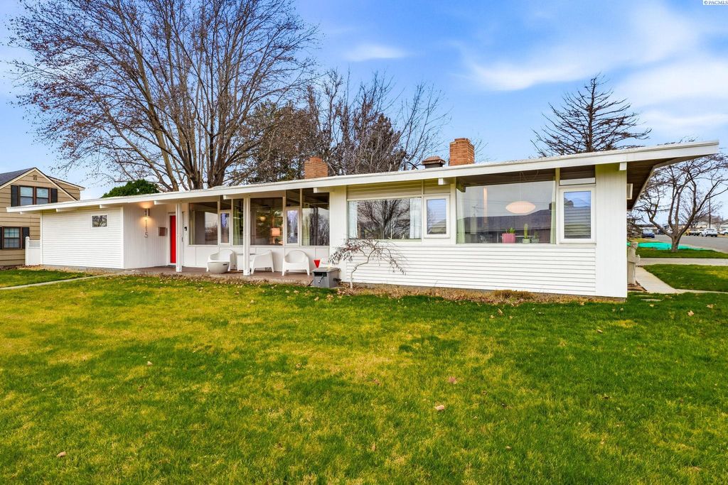 Photo of 115 N Yelm St, Kennewick, WA 99335 (MLS # 290003)