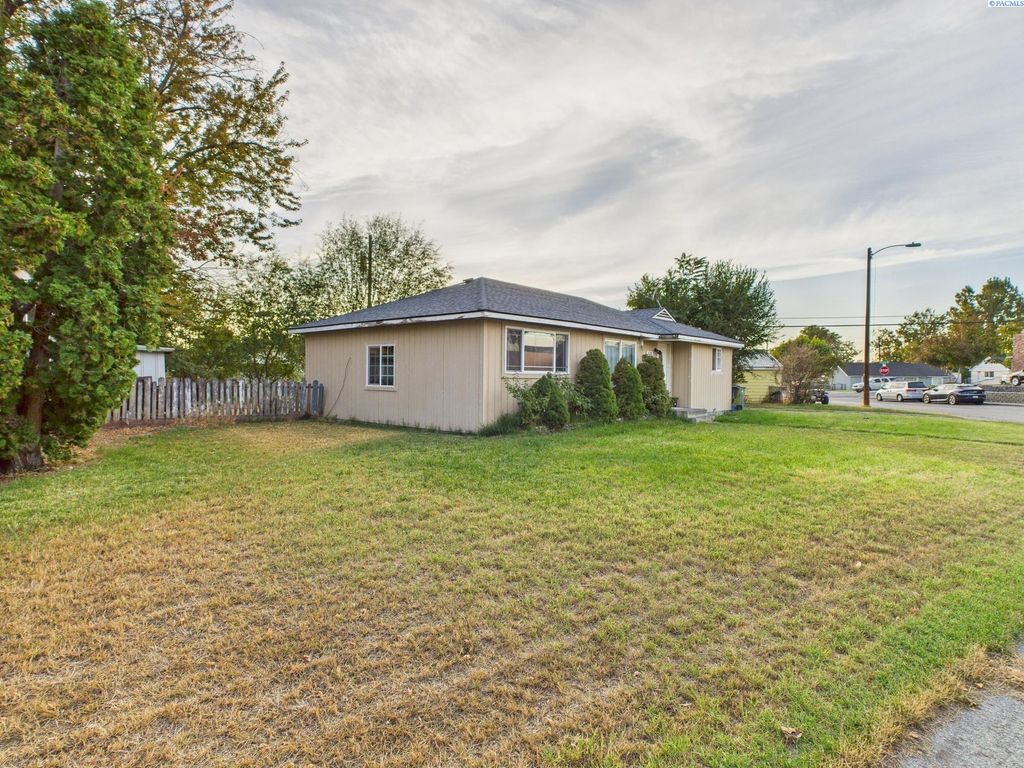 Photo of 626 Everett Street, Kennewick, WA 99336 (MLS # 287967)